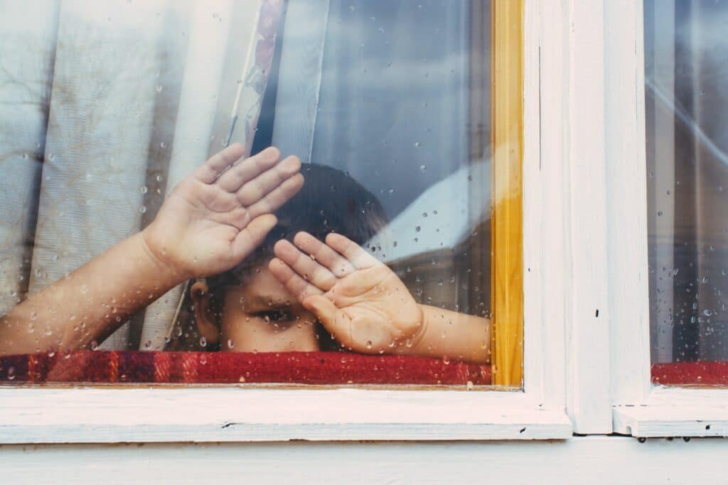 kind achter raam